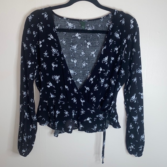 🌟Black floral top with adorable tie in middle! - Picture 2 of 9